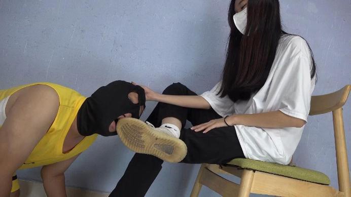 【南国原创】新S小樱霸气惩罚渣男，脏鞋子羞辱，踩踏，耳光，辱骂，踢裆踩YC-220822-5