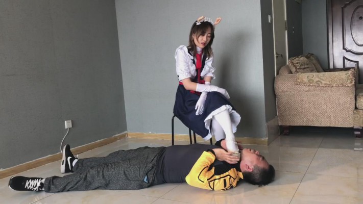 洛丽塔美女踩踏调教 YC-220309-4