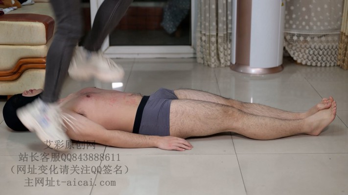 为了闻女神穿了5天的臭棉袜贱狗甘愿清理运动过后的脏鞋底，被女神跳踩YC-230306-4