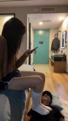 【田甜圈】模特白袜脚踩脚垫 bf22731_HD绳艺资源