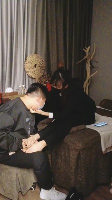 【美娜格格】会所开发技师舔脚【双视角版】 bf23307
