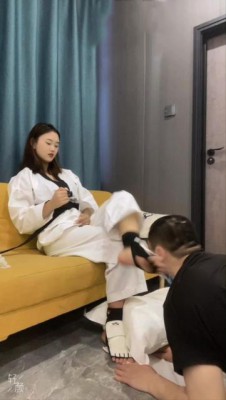 【LAPAPA】初六40码大脚跆拳道疯狂脚耳光强迫贱货舔脚 大脚踹扁贱狗 YC-220804-4