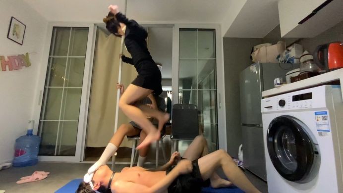 精神小妹超短裙暴虐-真实校园小太妹的疯狂踩踏踢裆吃袜子羞辱 YC-220505-9