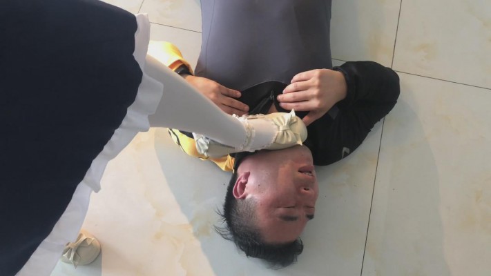 洛丽塔美女踩踏调教 YC-220309-4