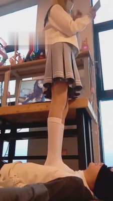 【重庆柠檬s】小白鞋过膝袜揍18岁学生狗 bf10144