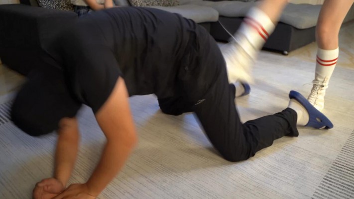 【W.K.T】—巍巍/圆圆双人踢碎色狼下体 YC-220725-4