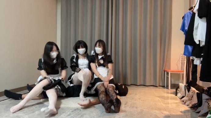 【珂玥】三女仆小姐姐调戏玩弄女仆小姐姐丝袜美脚跳踩踢打闻脚群虐臭狗奴YC-220719-4