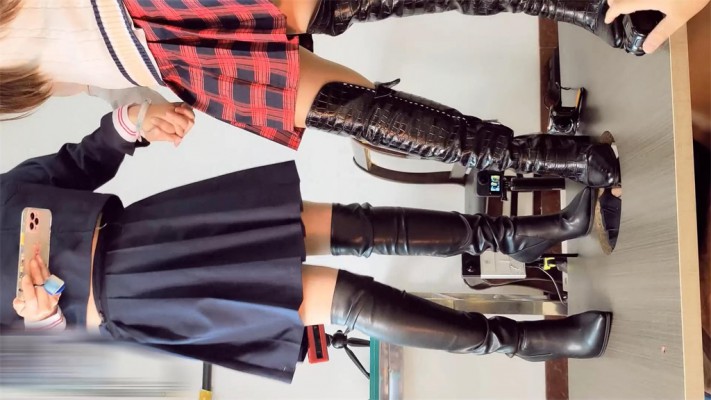 【婧児小主】婧児小意双S长靴肉丝践踏蛮横男把他困在地板下踩脸羞辱 YC-220322