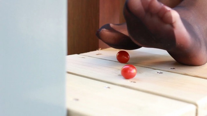 【黑丝诱惑】00后素人姣姣的室外黑丝诱惑长靴踩踏 YC-221110