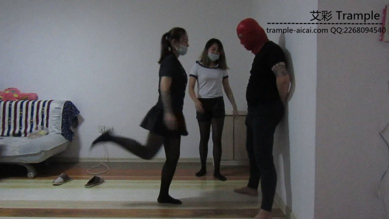 婷婷小徐第一次踹裆