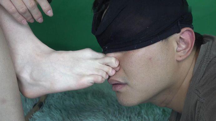 【南国原创】晓琴和闺蜜苏苏无情踩踏同学,美脚臭袜子玩弄,玩的很嗨!YC-220608-3