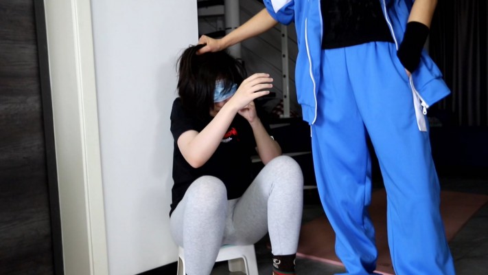 【惑心】女校霸爆踩女奴踩爆