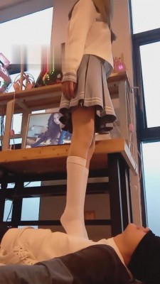 【重庆柠檬s】小白鞋过膝袜揍18岁学生狗 bf10144