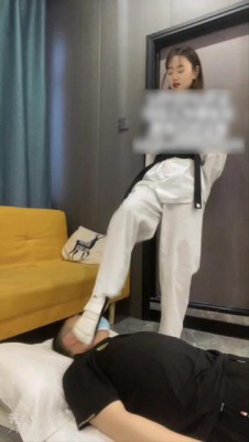 【LAPAPA】初六40码大脚跆拳道疯狂脚耳光强迫贱货舔脚 大脚踹扁贱狗 YC-220804-4