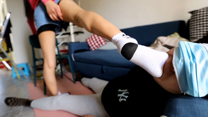 【惑心】刚运动完的臭袜深喉