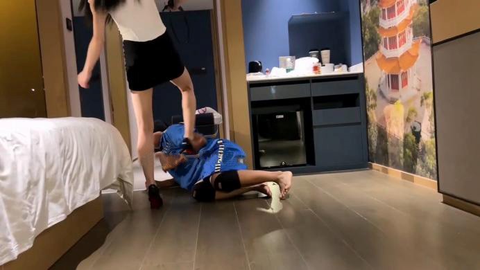 （全新）剧情片监狱长苏老师鞭打调教犯人【苏曼】高跟踩踏鞭打调教 YC-221126-7