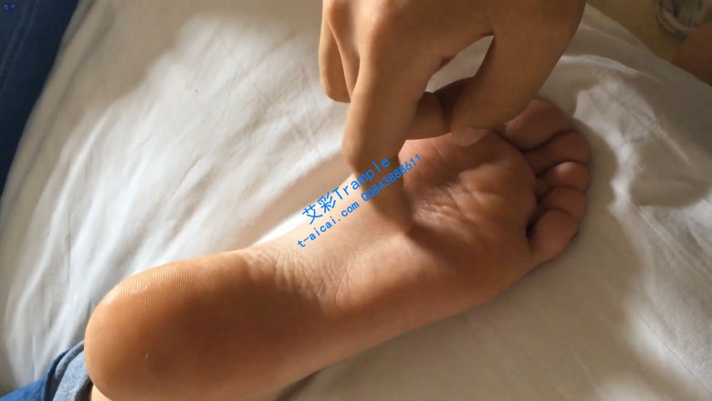 脱掉妹子脏袜子闻舔原味嫩脚_HD绳艺资源