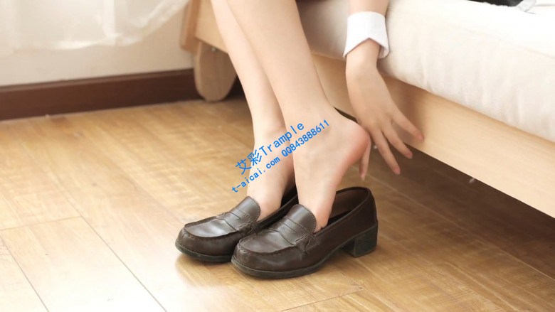 黑丝制服裸足