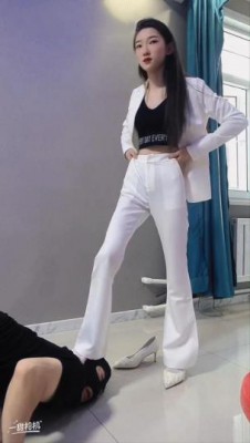 初柒臭丝脚女教师白丝高跟踩踏学生闻舔脚-女教师仿岛国剧情职业装调教 YC-220710-3