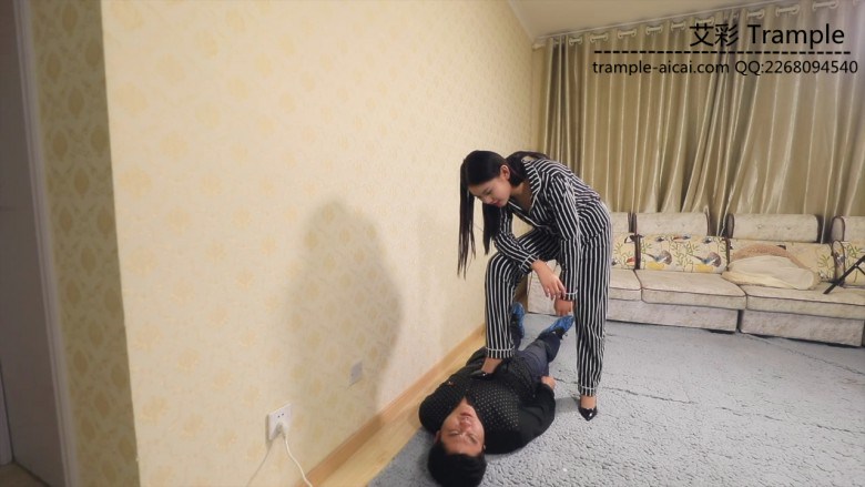 凶狠高跟踩踏