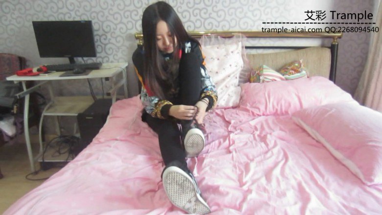 气质绝美长腿美女高帮休闲鞋踩枕头,换鞋大秀美腿