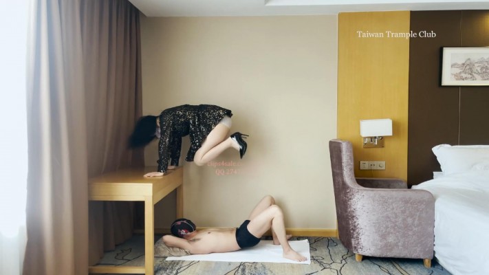 【台湾踩踏俱乐部】国内首发台湾少妇丝袜高跟踩人肉毯子摇头蹦迪凶狠跳踩