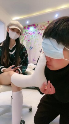 【罗宾】足球女神奖励贱狗舔鞋闻袜圣水 bf22050