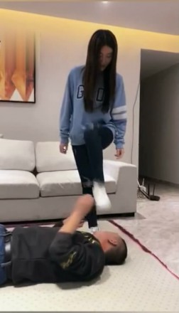 绝美vivi踢脸踢裆发泄