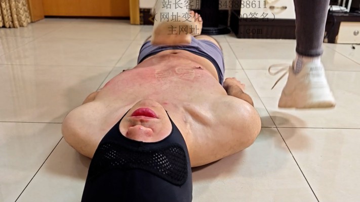 为了闻女神穿了5天的臭棉袜贱狗甘愿清理运动过后的脏鞋底，被女神跳踩YC-230306-4