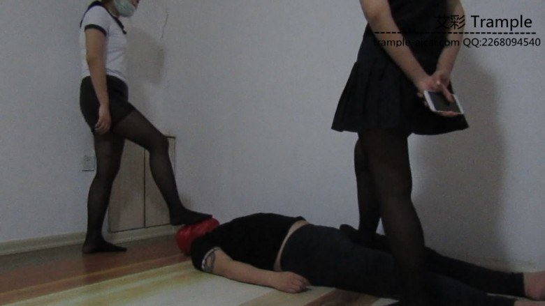 婷婷小徐第一次踹裆