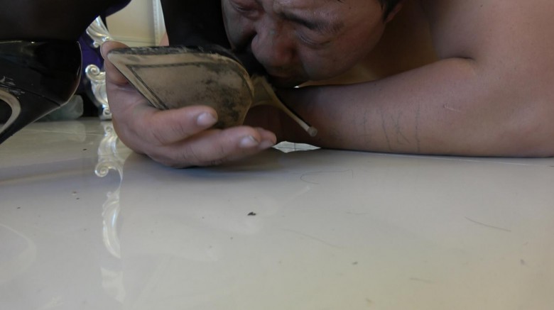 超脏泥鞋底舔鞋,踹脸