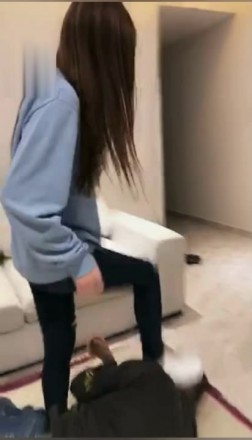 绝美vivi踢脸踢裆发泄