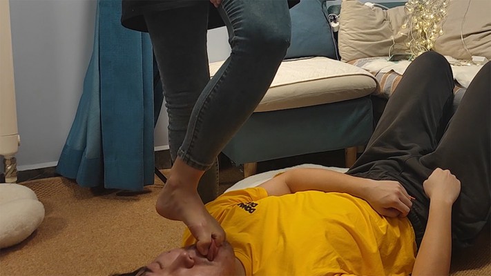 鹿梦兮跳踩脸脚深喉插吐——颜面破坏系列（九） YC-230312-2