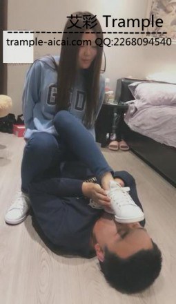 【艾丝女主】VIVI牛仔裤运动鞋调教贱狗
