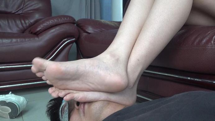 【南国原创】刁蛮女神美妮美脚腿绞,控制呼吸,闻臭丝袜脚,脚垫羞辱等YC-221009