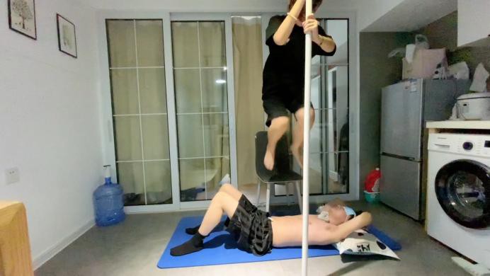 【萝莉酱】足球健将小玉首调 穿了半个多月没洗的脏袜子蹦跳踩踏闻舔臭脚