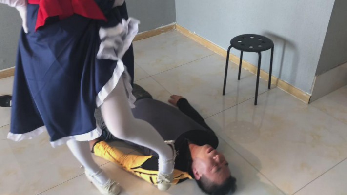 洛丽塔美女踩踏调教 YC-220309-4