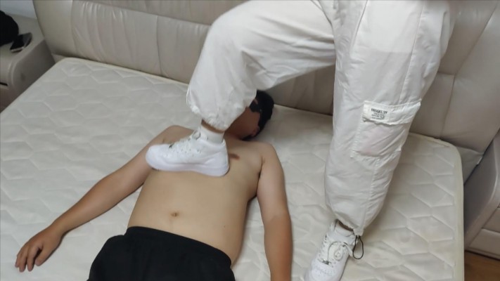 【子怡工作室】猫猫大人私奴舔鞋羞辱闻鞋 YC-220405-9