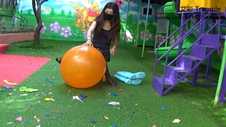 黑丝运动鞋雨靴踩气球