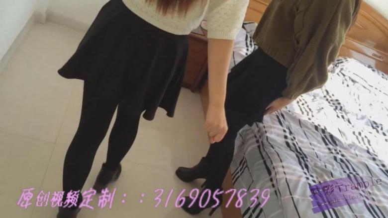 【精品典藏】双人妹子运动后马丁靴厚丝袜汗湿脚底记。