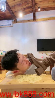 【奈奈生】靴底喂食舔裸足 bf23474