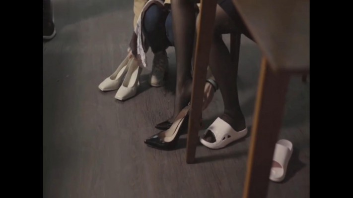 女女SM连续剧《堕落的口红》4集全-女孩遭办公室霸凌被女同事欺负变成奴隶