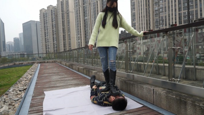 【黑丝诱惑】姣姣室外公园首次被舔脚 YC-221123