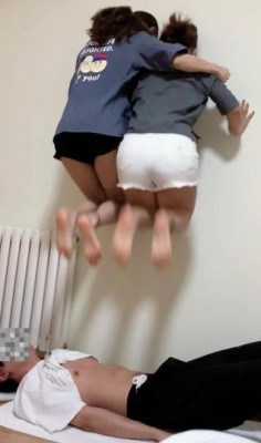 【萝莉酱】学生姐妹花跳踩地狱00后在校学生素人跳踩人肉毯子