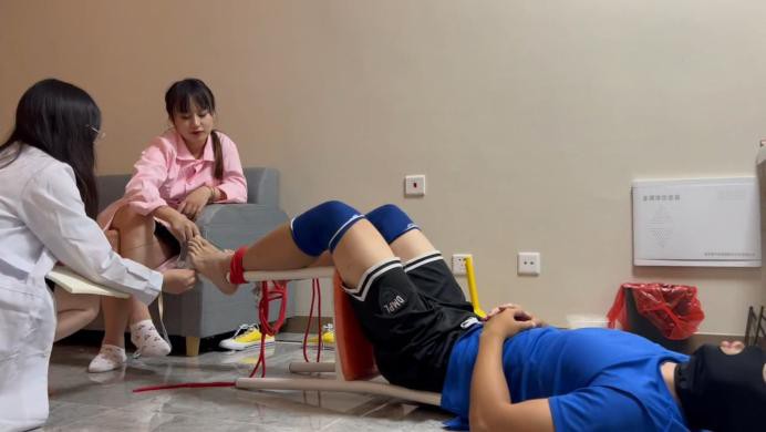 【珂玥】调戏护士反被揍 咸猪手色狼调戏护士小姐姐反被调教成舔脚狗 YC-220804-3