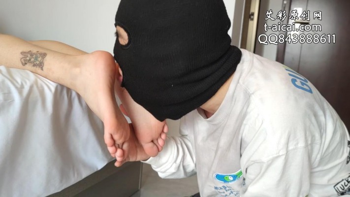 （中山素人联盟）纹身小姐姐末咖玩手机无视贱狗清理脚步 YC-220304-4