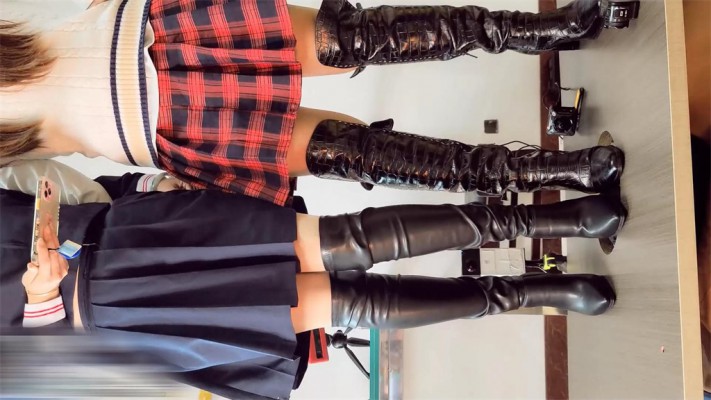 【婧児小主】婧児小意双S长靴肉丝践踏蛮横男把他困在地板下踩脸羞辱 YC-220322