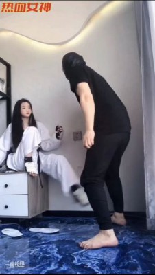 18岁绝美女学生s跆拳道美脚踹烂贱M狗裆-18岁学生S跆拳道踢裆调教 YC-220429-5