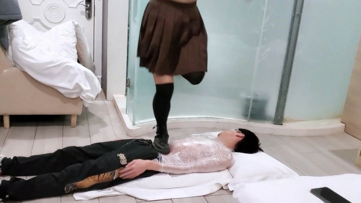 【橘子粥】保鲜膜缠身强制踩踏 YC-230223-7