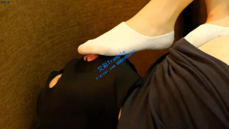 制服小姐姐白袜耐克踩踏tj